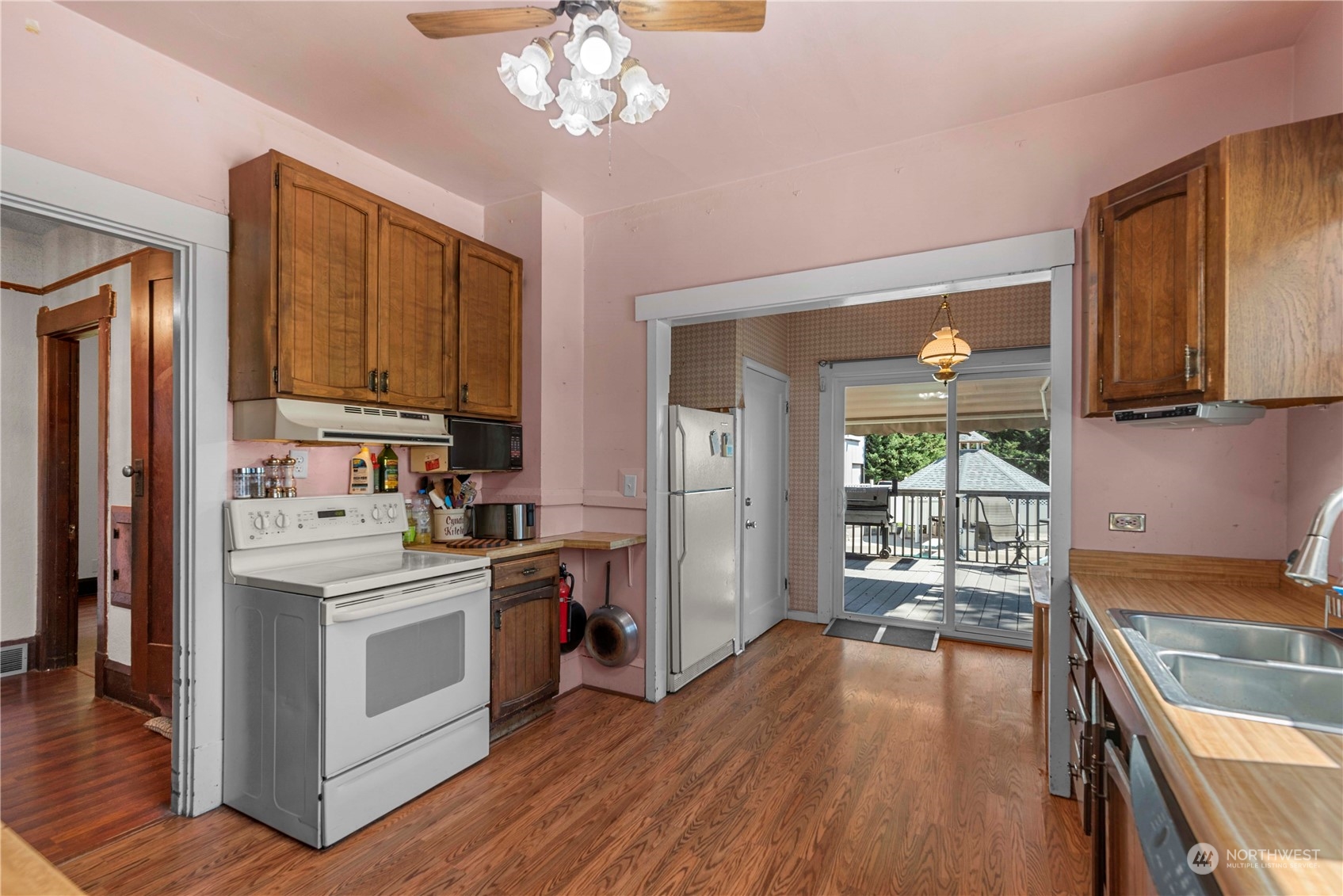 3327 Crestview Road Wenatchee, WA 98801 - Photo 22 of 39 a kitchen with kitchen island granite countertop a sink cabinets and stainless steel appliances