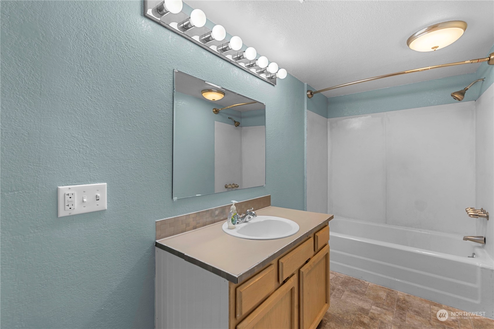 3327 Crestview Road Wenatchee, WA 98801 - Photo 25 of 39 a bathroom with a sink a vanity a mirror and a bathtub