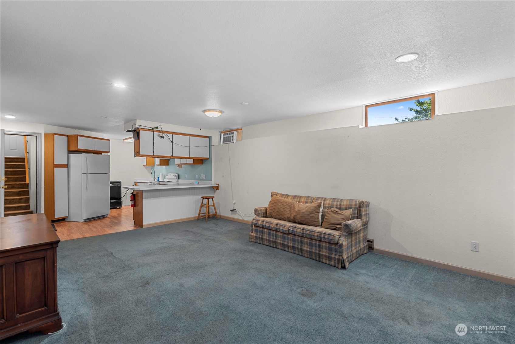 3327 Crestview Road Wenatchee, WA 98801 - Photo 31 of 39 a living room with furniture and kitchen view