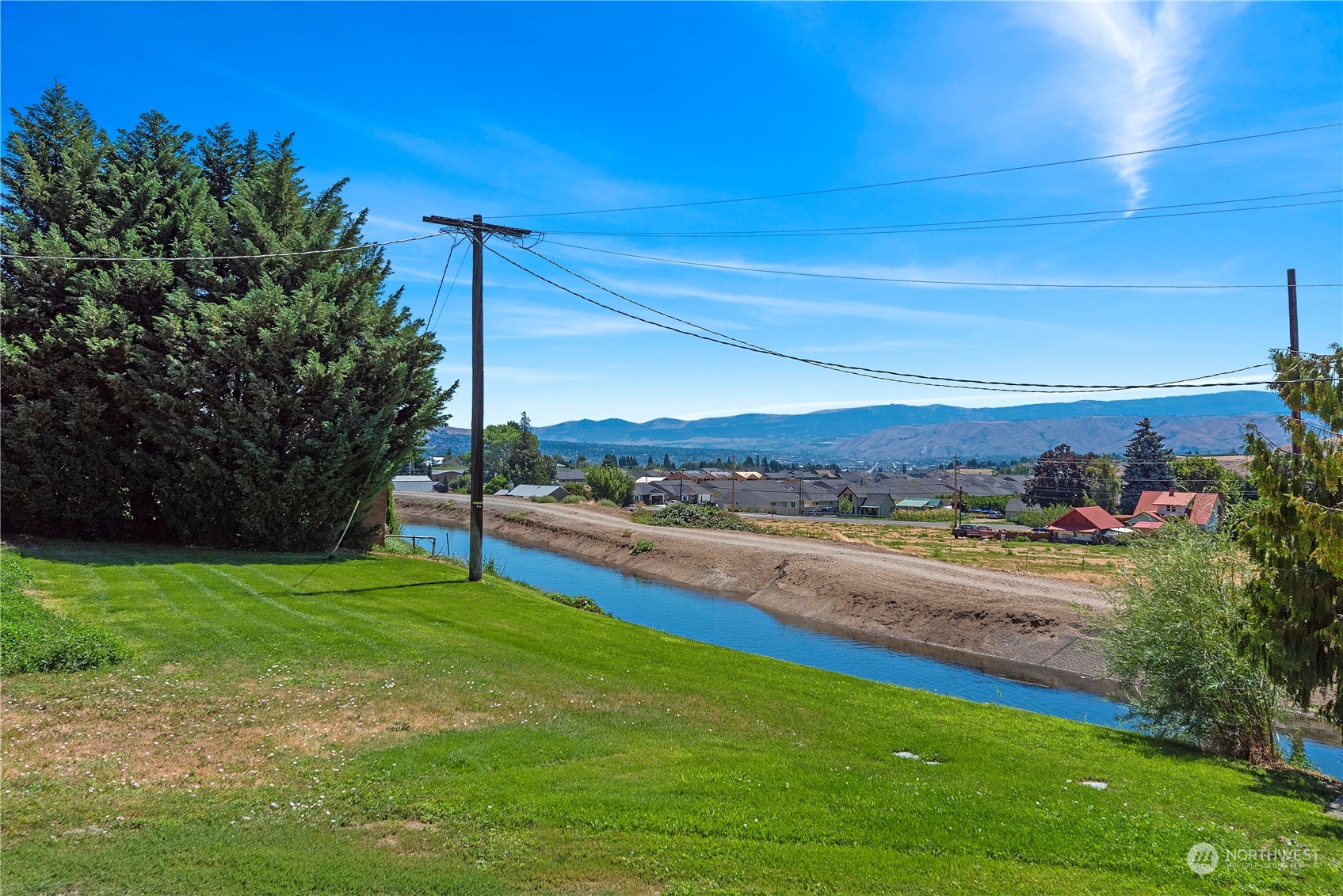 3327 Crestview Road Wenatchee, WA 98801 - Photo 37 of 39 a view of a terrace with a garden