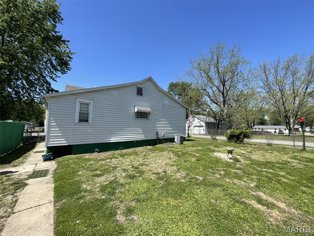 918 Main Street Keyesport, IL 62253 - Photo 4 of 12