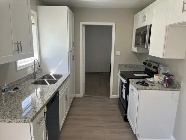 $1,560 | 402 Thompson Drive, Bay City, TX 77414