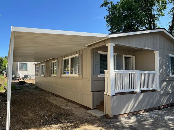 a view of back yard of the house
