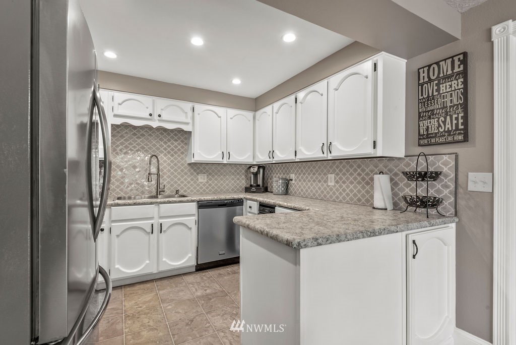 755 Hazel Dell Road Castle Rock, WA 98611 - Photo 7 of 30 a kitchen with stainless steel appliances granite countertop a sink stove and cabinets