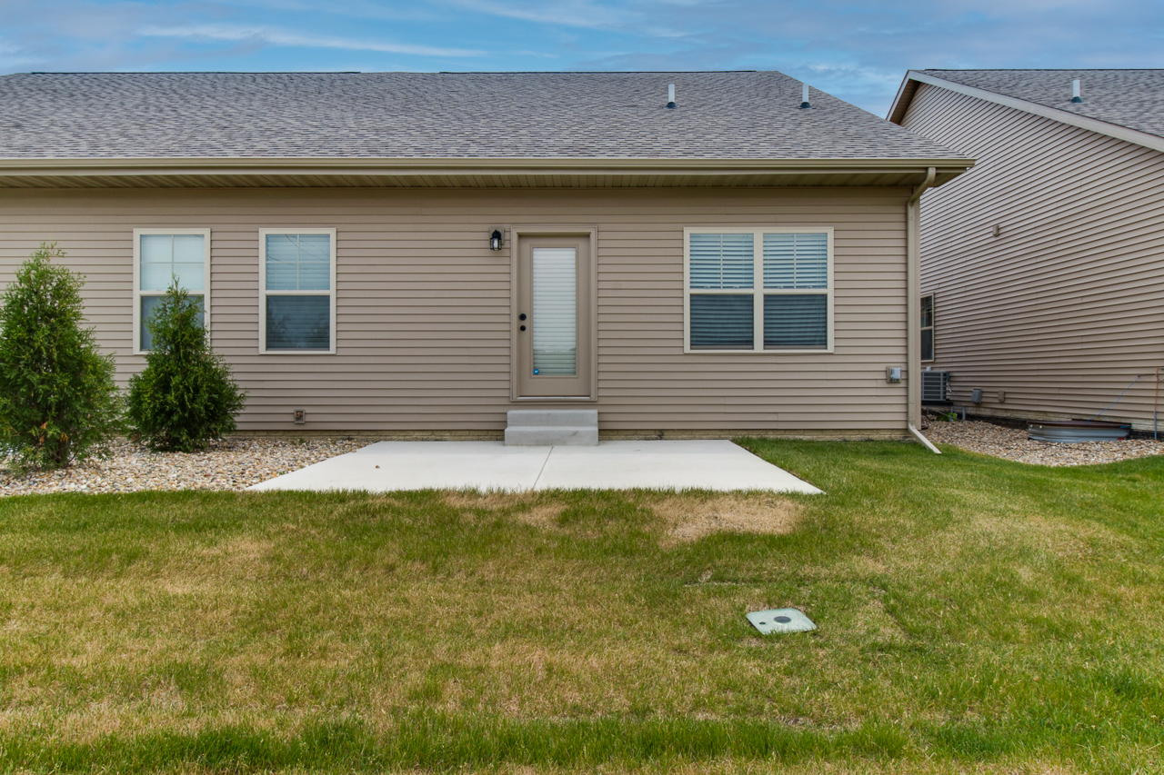 1903 Glenbridge Road Bloomington, IL 61704 - Photo 26 of 33 a front view of a house with garden