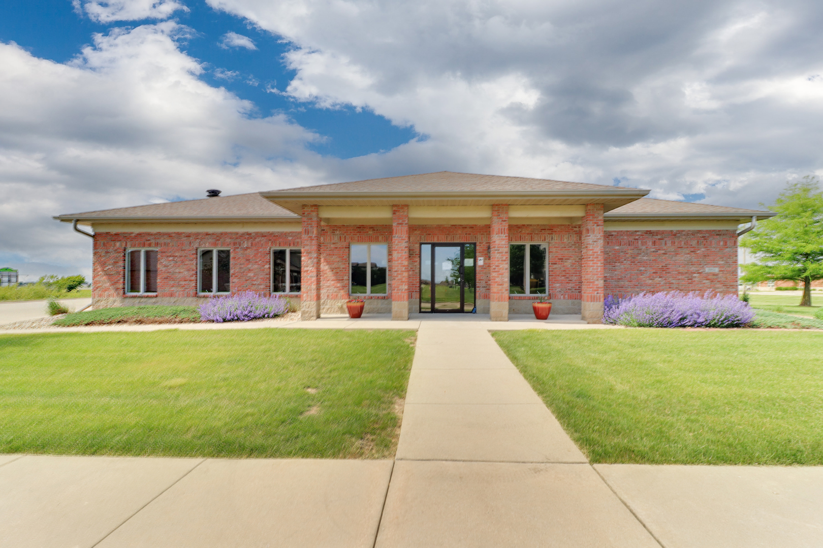 1903 Glenbridge Road Bloomington, IL 61704 - Photo 33 of 33 front view of a house with a yard