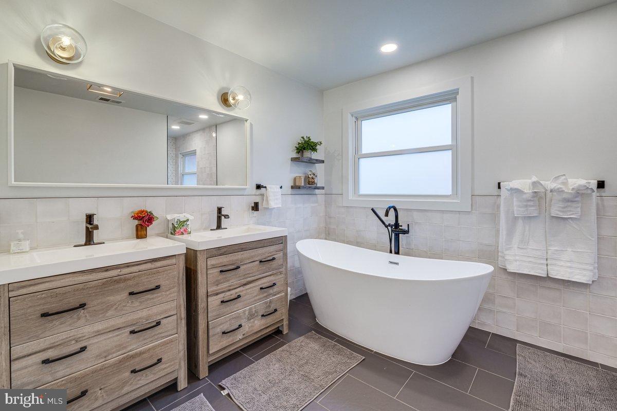 9817 Fernwood Road Bethesda, MD 20817 - Photo 10 of 25