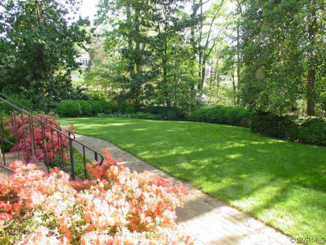 10 Robin Road Richmond, VA 23226 - Photo 5 of 10 a view of a park with large trees