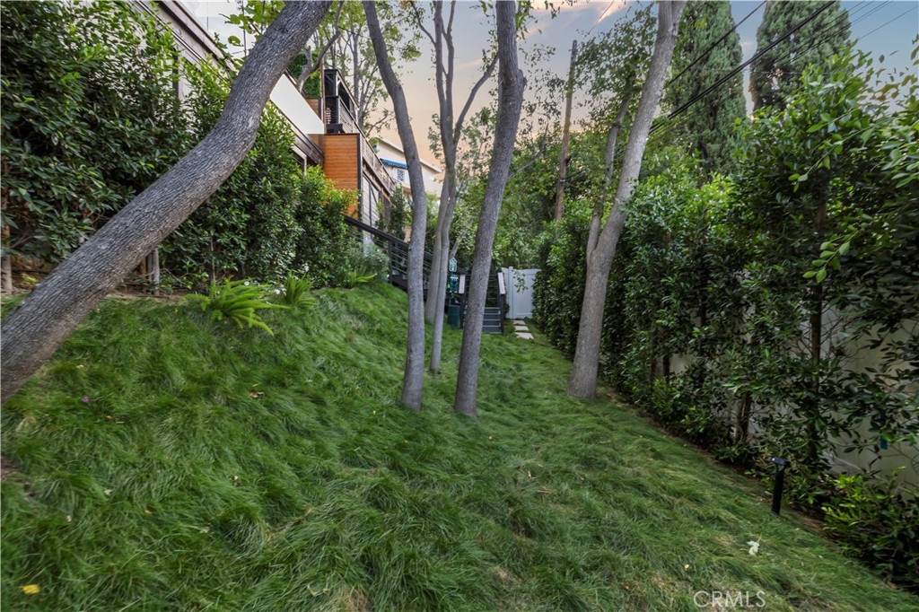 22263 Flanco Road Woodland Hills, CA 91364 - Photo 38 of 69 a backyard of a house with lots of green space
