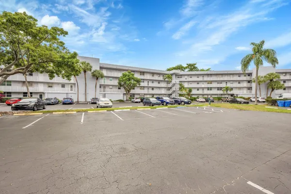$189,900 | 118 Royal Park Drive, Unit 4G, Oakland Park, FL 33309