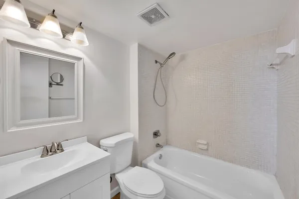 $189,900 | 118 Royal Park Drive, Unit 4G, Oakland Park, FL 33309