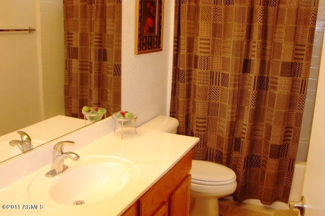 3215 West Maldonado Road Phoenix, AZ 85041 - Photo 13 of 18 second bath