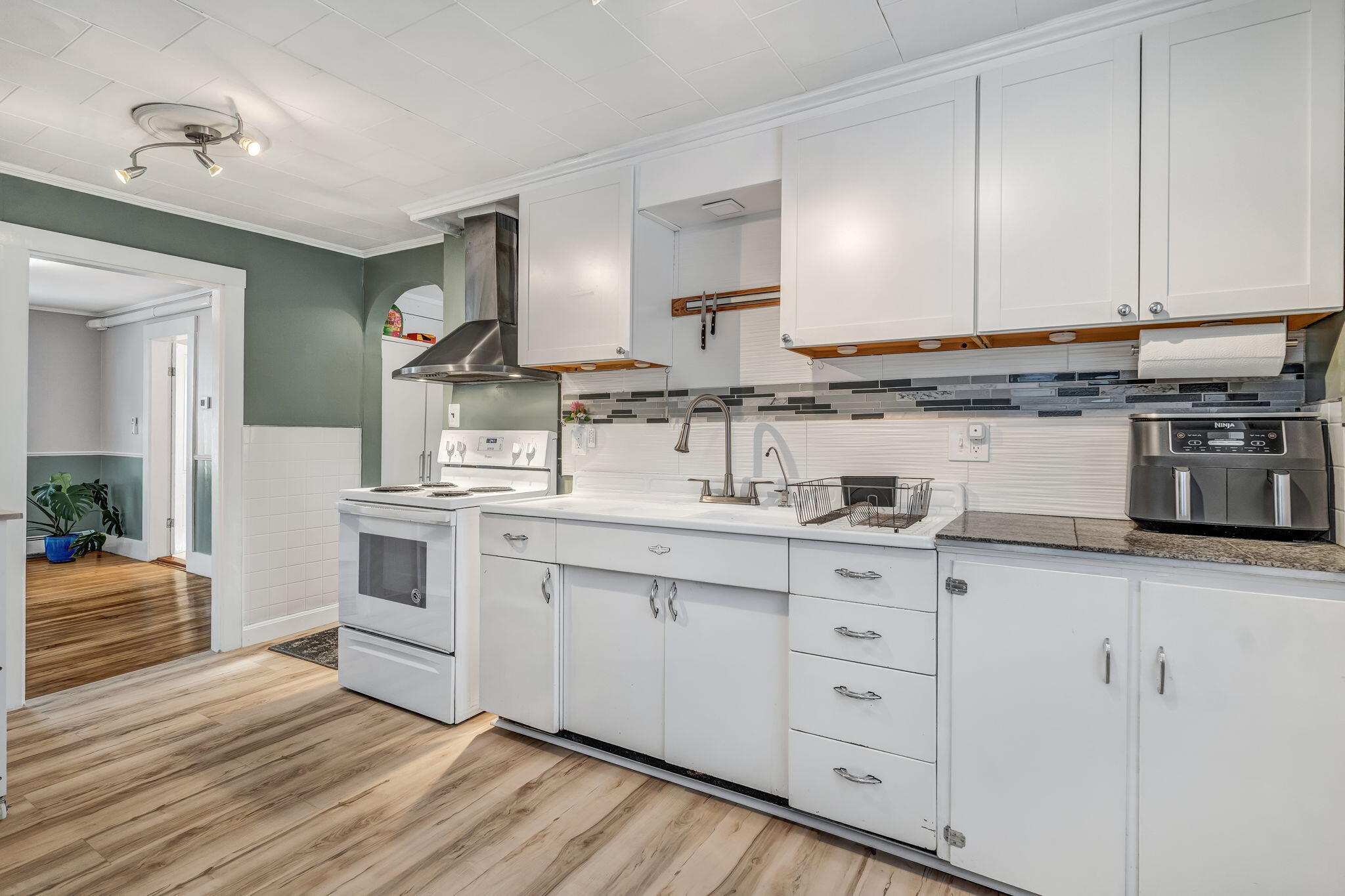 346 Lincoln Street Bangor, ME 04401 - Photo 13 of 50 Kitchen