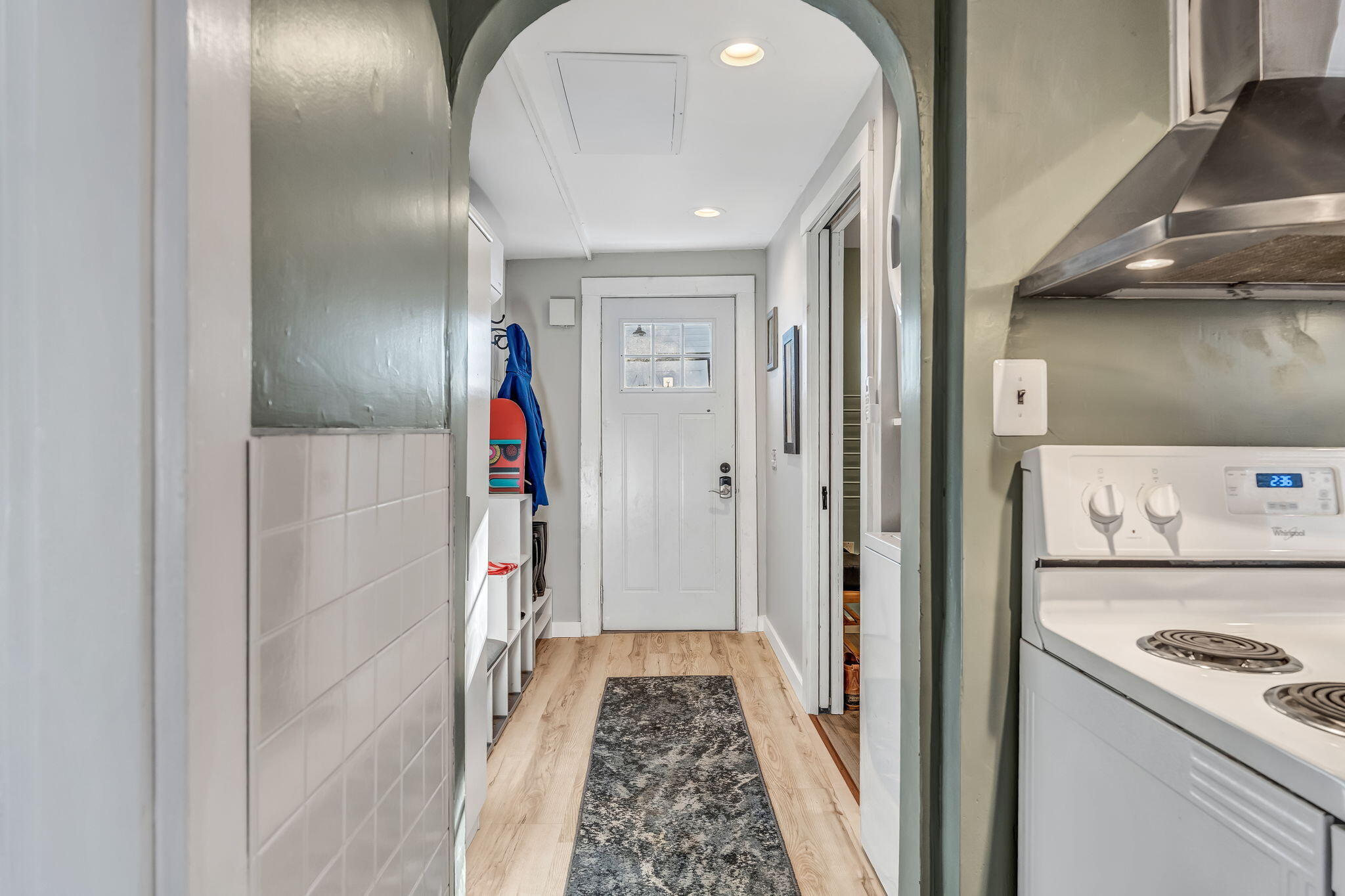 346 Lincoln Street Bangor, ME 04401 - Photo 8 of 50 Entry Hallway