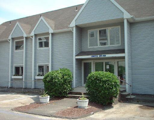 1 Beaver Brook Road, Unit 39 Danbury, CT 06810 - Photo 1 of 1 a front view of a house with garden