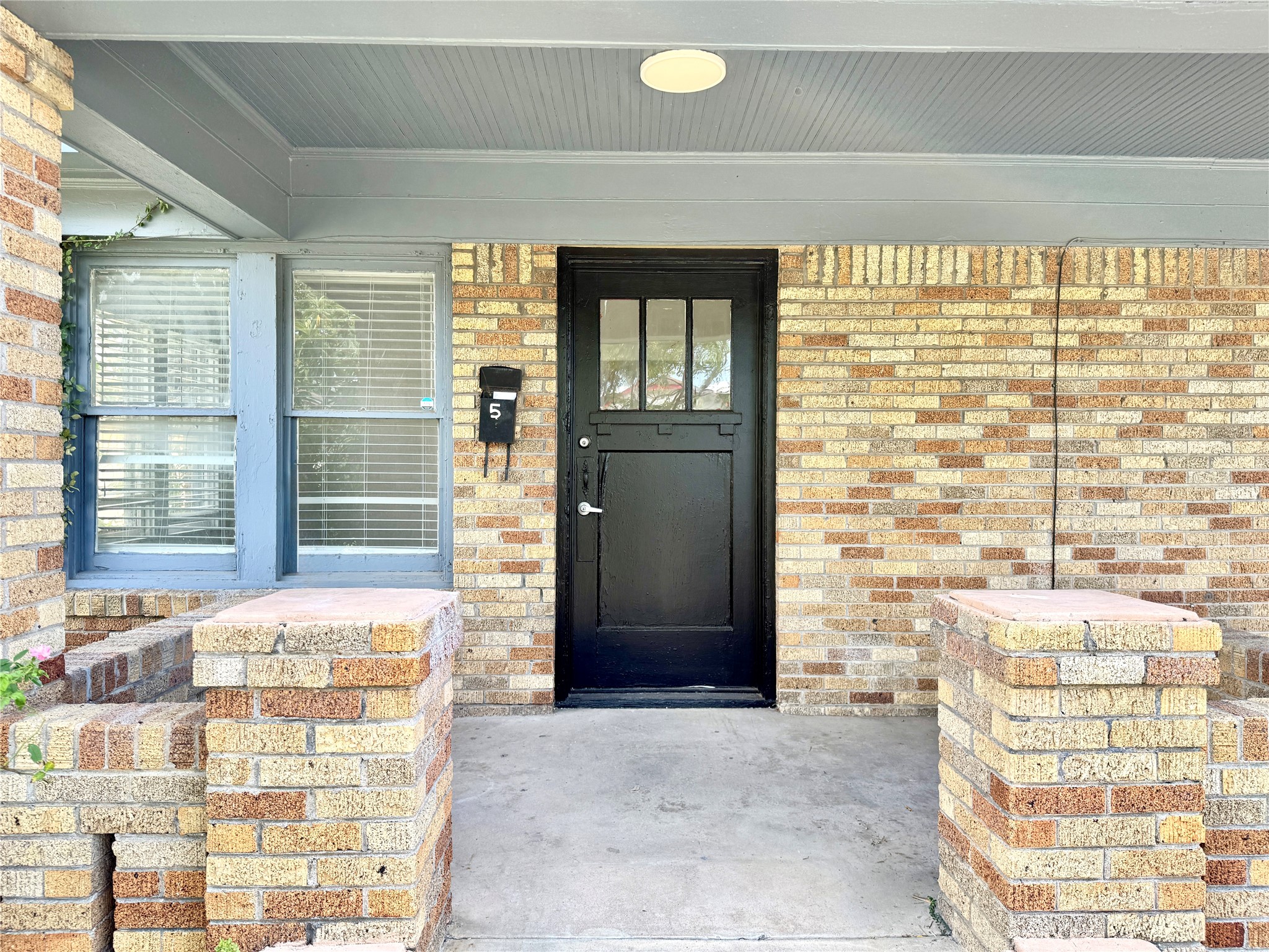 7-9 Hunt Street Houston, TX 77003 - Photo 19 of 23 a view of front door