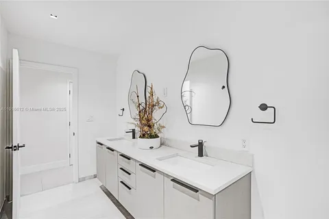 a view of a house with backyard and garden