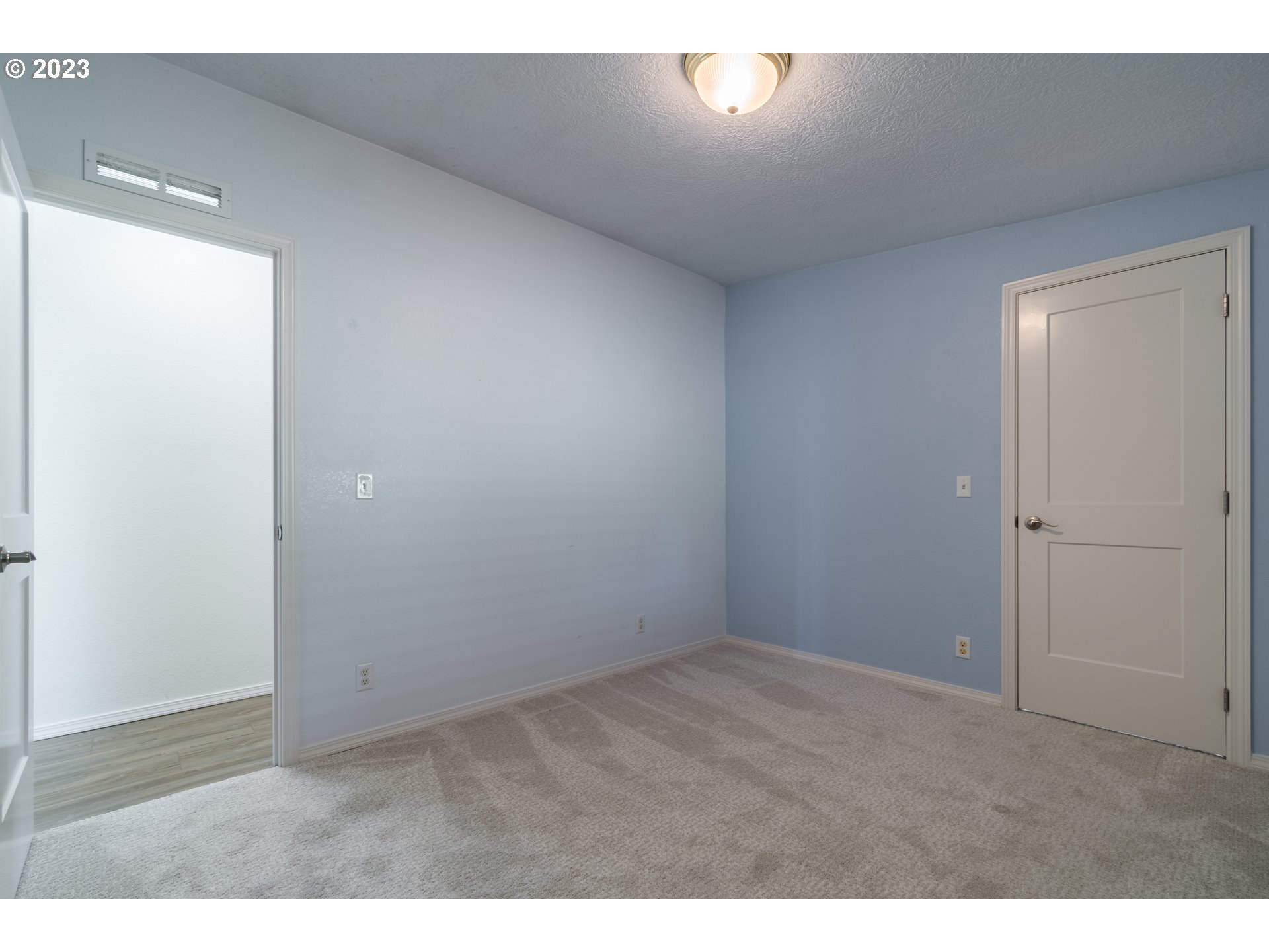 28485 Briggs Hill Road Eugene, OR 97405 - Photo 20 of 36 a view of an empty room