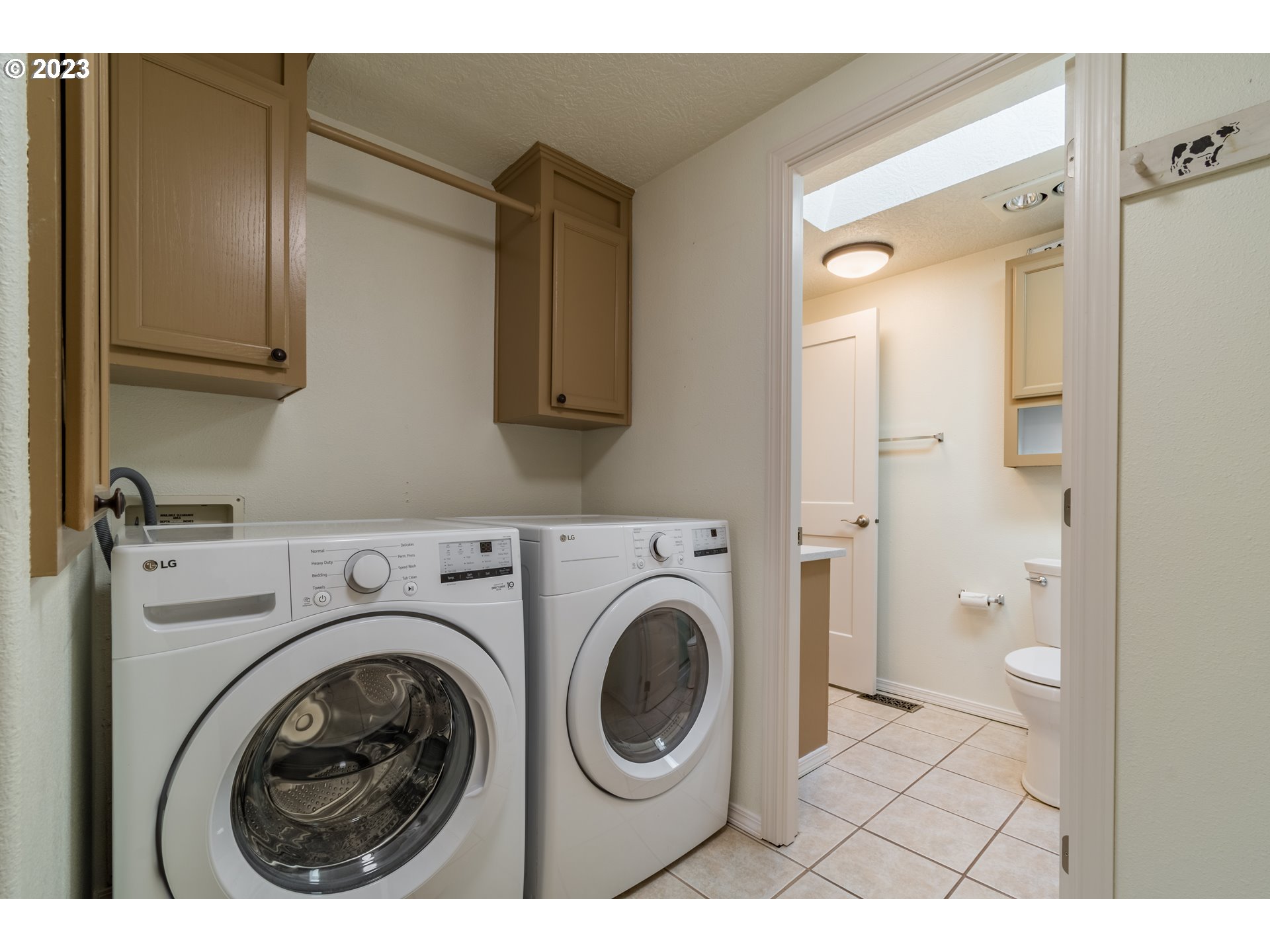 28485 Briggs Hill Road Eugene, OR 97405 - Photo 22 of 36 a utility room with closet dryer and washer