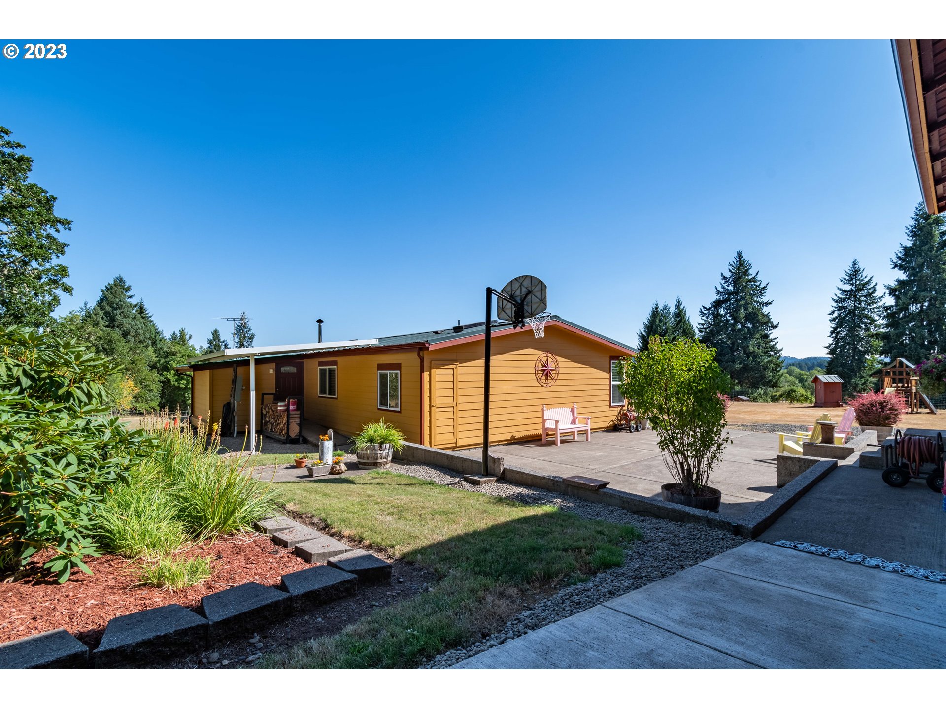 28485 Briggs Hill Road Eugene, OR 97405 - Photo 23 of 36 a view of a backyard