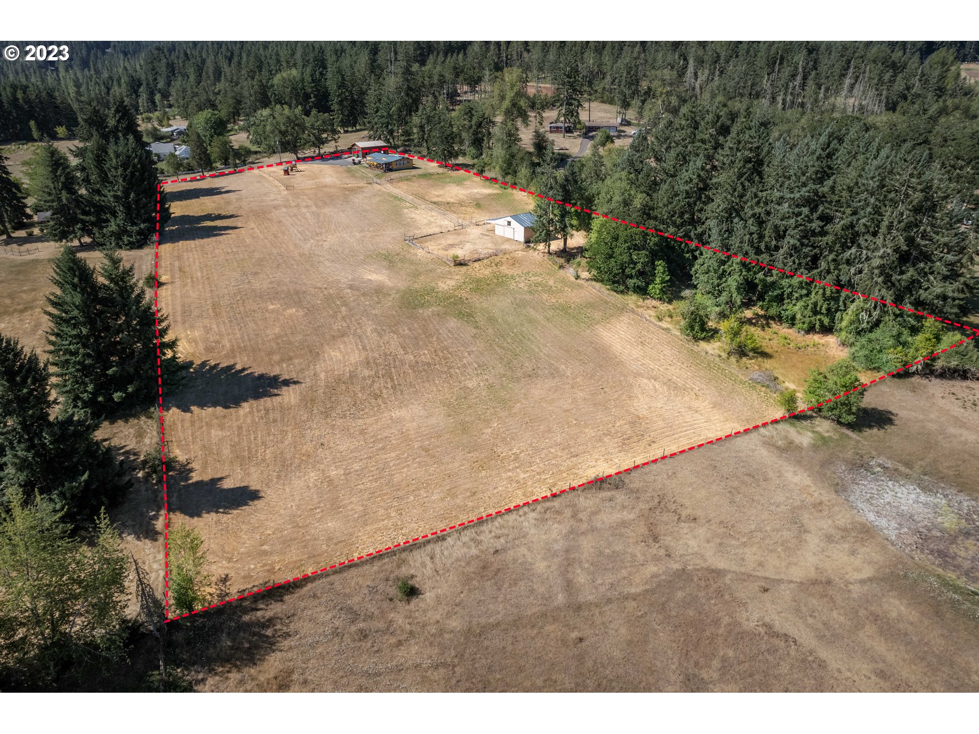 28485 Briggs Hill Road Eugene, OR 97405 - Photo 35 of 36 a view of a backyard of a house with a yard
