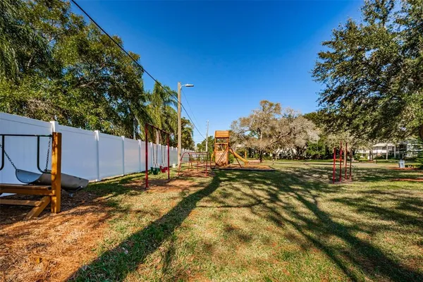 a view of a back yard
