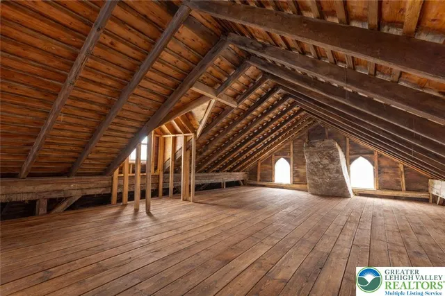 a view of entryway with a front door