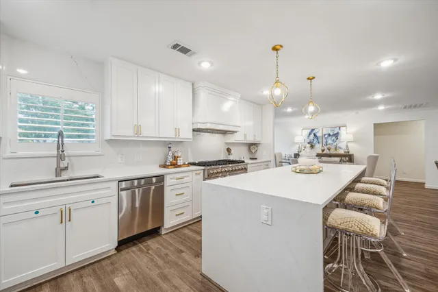 $900,000 | 1904 Chimney Rock Road, Houston, TX 77057