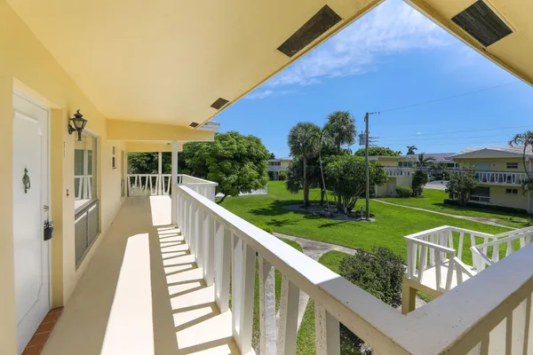 $300,000 | 2755 Northeast 28th Street, Unit F1, Lighthouse Point, FL 33064