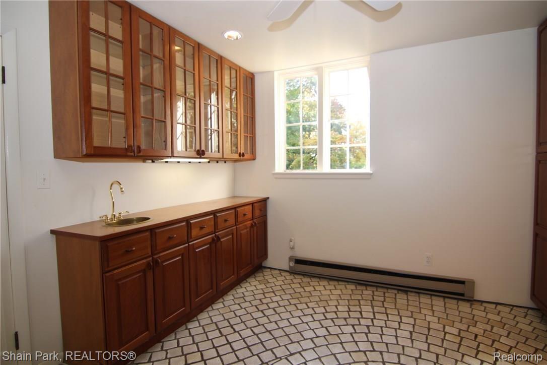 990 Burnham Road Bloomfield Hills, MI 48304 - Photo 11 of 54 Wet Bar & Casual Dining Space