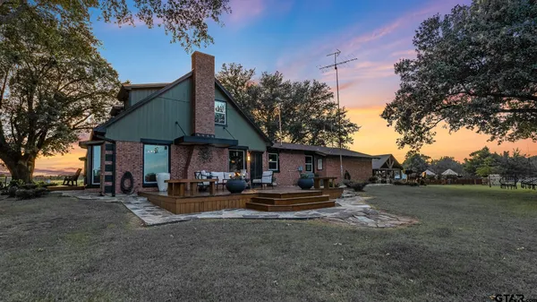 a view of a house with backyard
