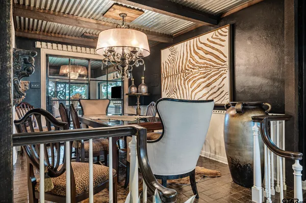 a view of entryway and kitchen