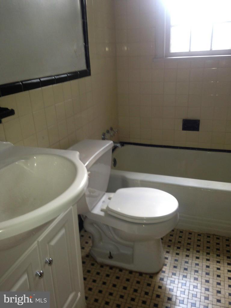 2403 Amherst Road Hyattsville, MD 20783 - Photo 14 of 17 Bath