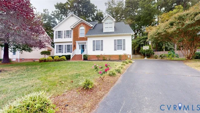 a view of a house with a yard