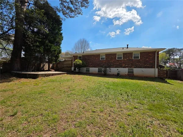 a view of a house with a yard