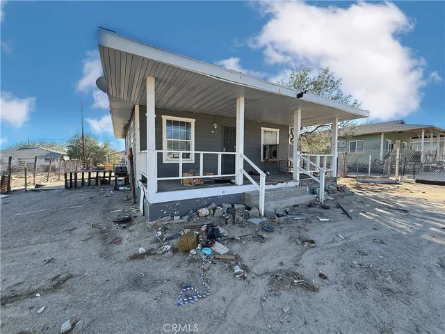a view of a house with backyard