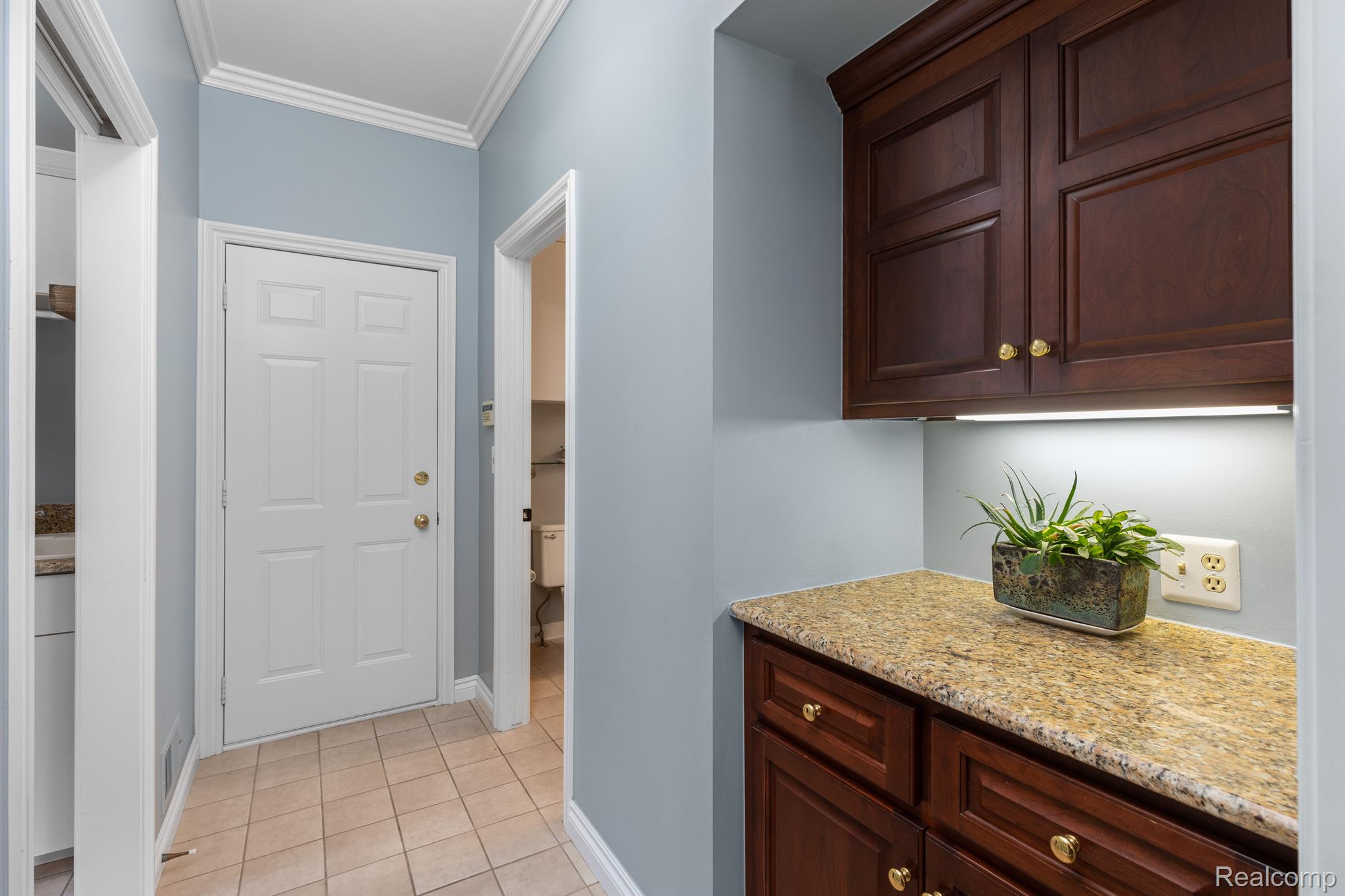 1424 Pebble Ridge Drive Rochester, MI 48307 - Photo 25 of 72 26 2nd butler's pantry