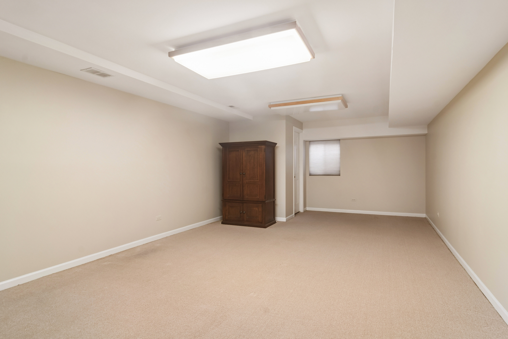 23466 West Redwing Place Barrington, IL 60010 - Photo 31 of 35 an empty room with windows and closet
