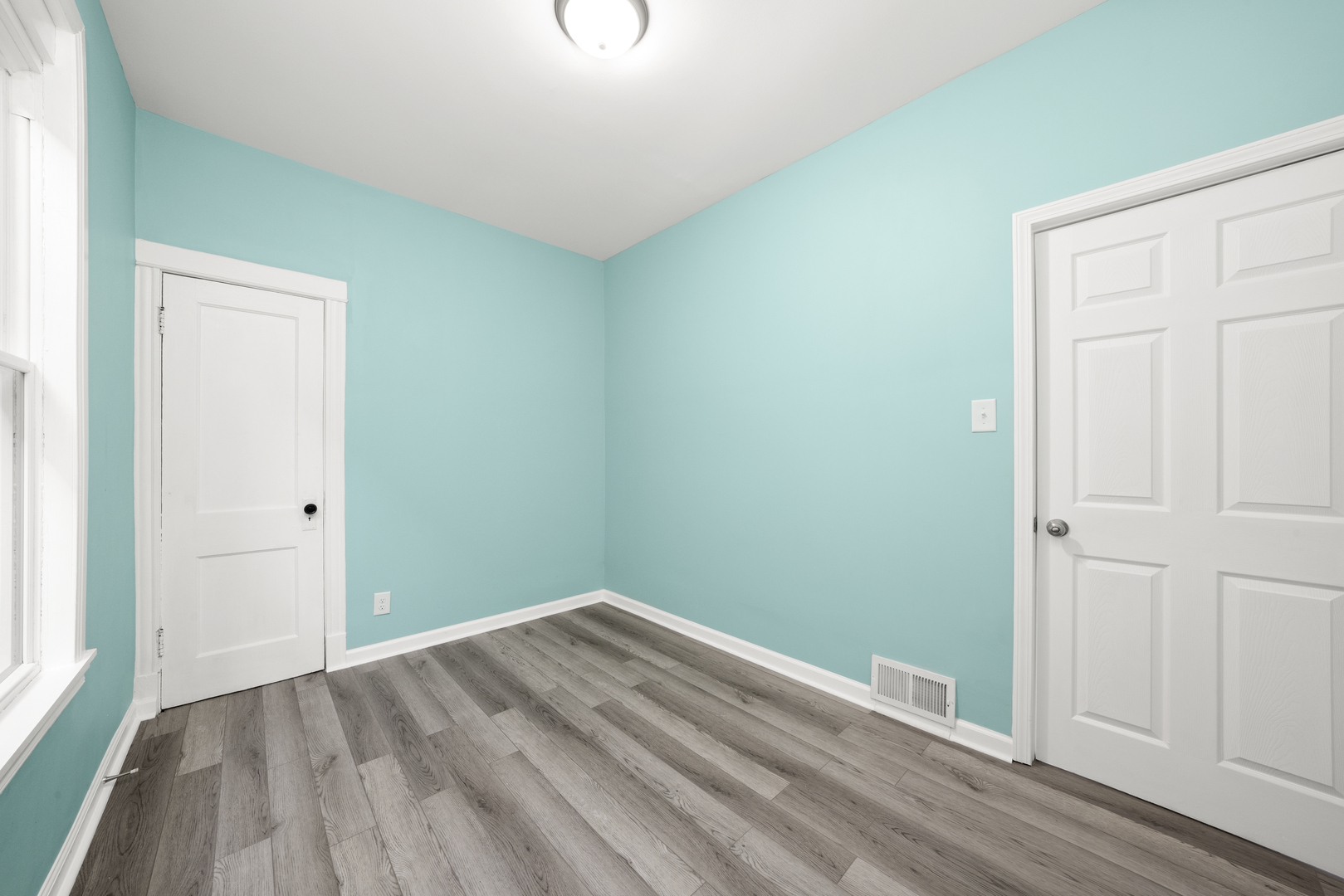 7128 South May Street Chicago, IL 60621 - Photo 16 of 32 a view of empty room with wooden floor