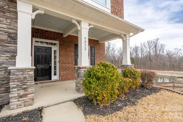 a view of a backyard with pathway