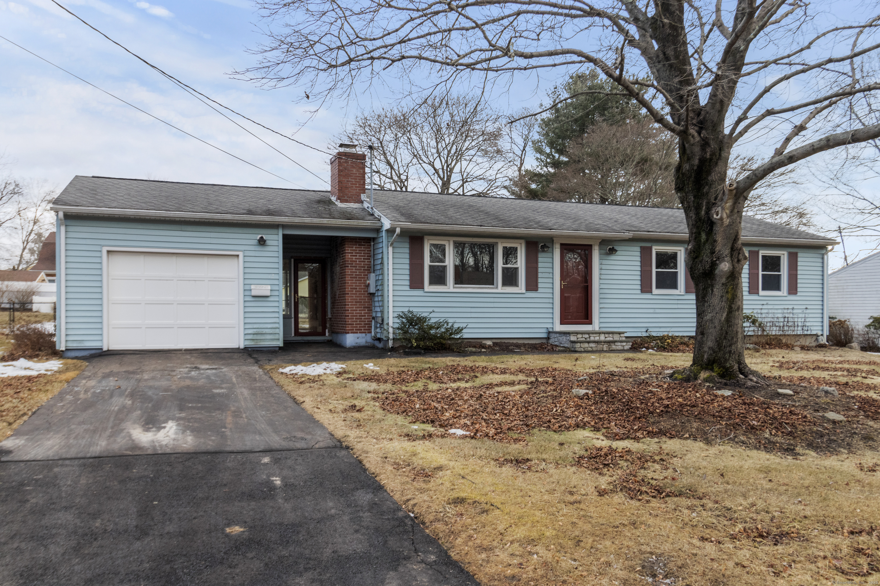 Welcome to 12 Captains Walk. A short walk to Clinton Harbor, marinas and for commuters, the train