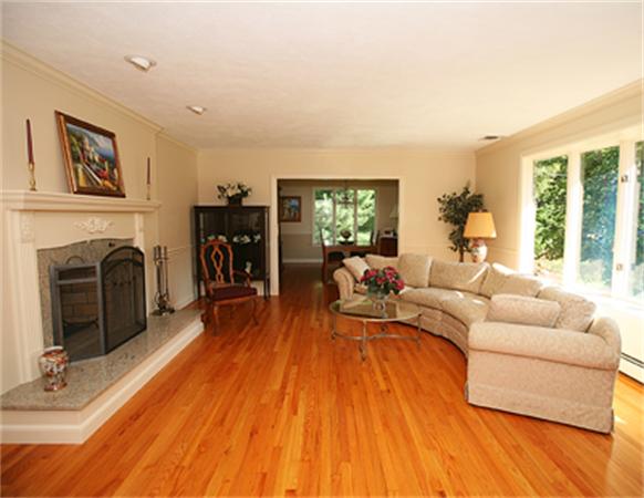 30 Edgemere Road Lynnfield, MA 01940 - Photo 4 of 28 Gallery Image 4