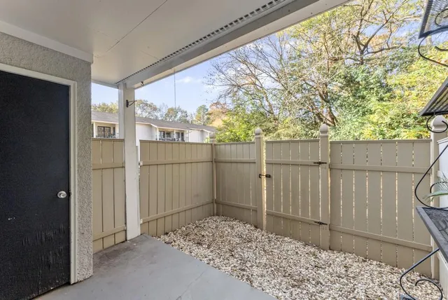 a view of a backyard