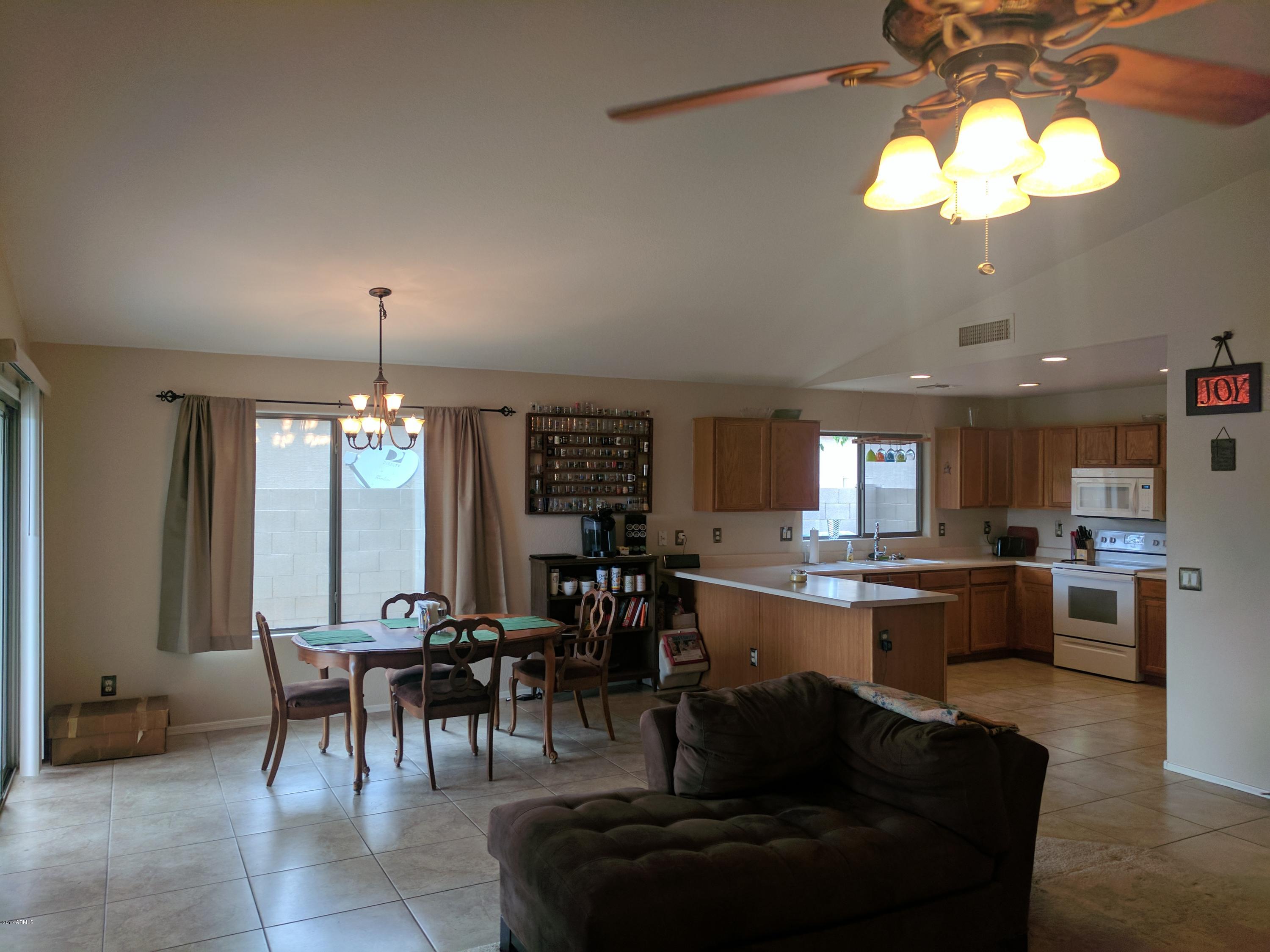 Family Room (4)