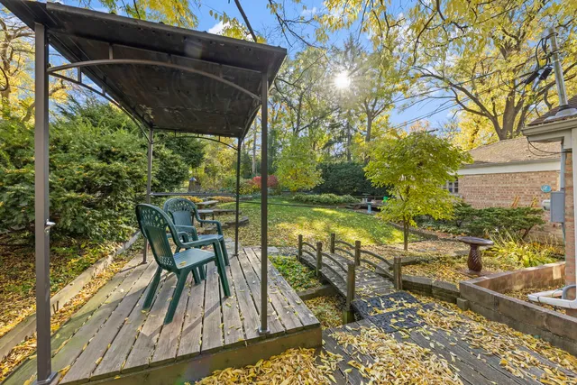 a view of sitting area with furniture