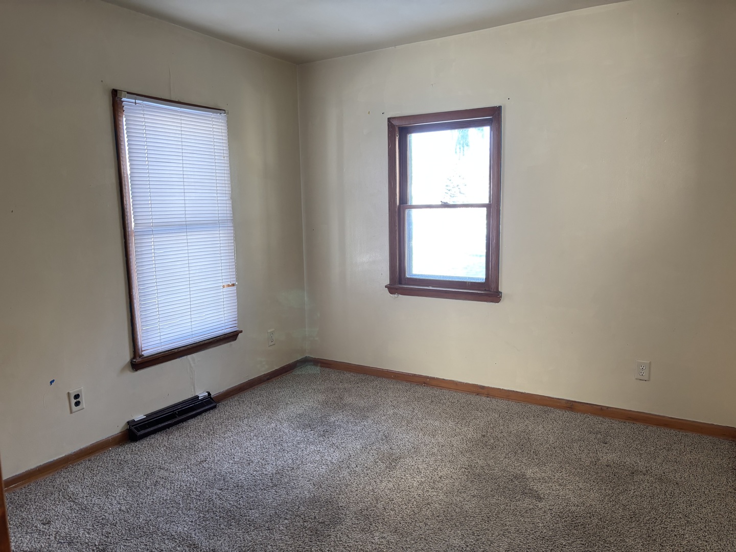 917 Johnson Street Streator, IL 61364 - Photo 12 of 17 an empty room with a window