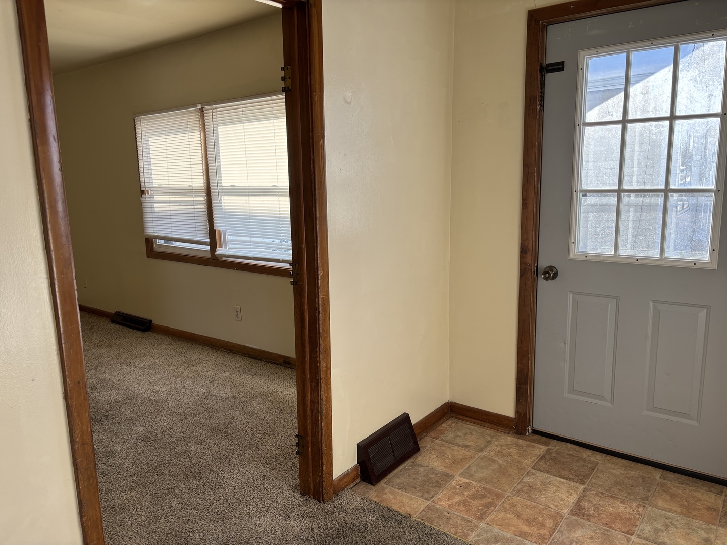 917 Johnson Street Streator, IL 61364 - Photo 15 of 17 an empty room with windows