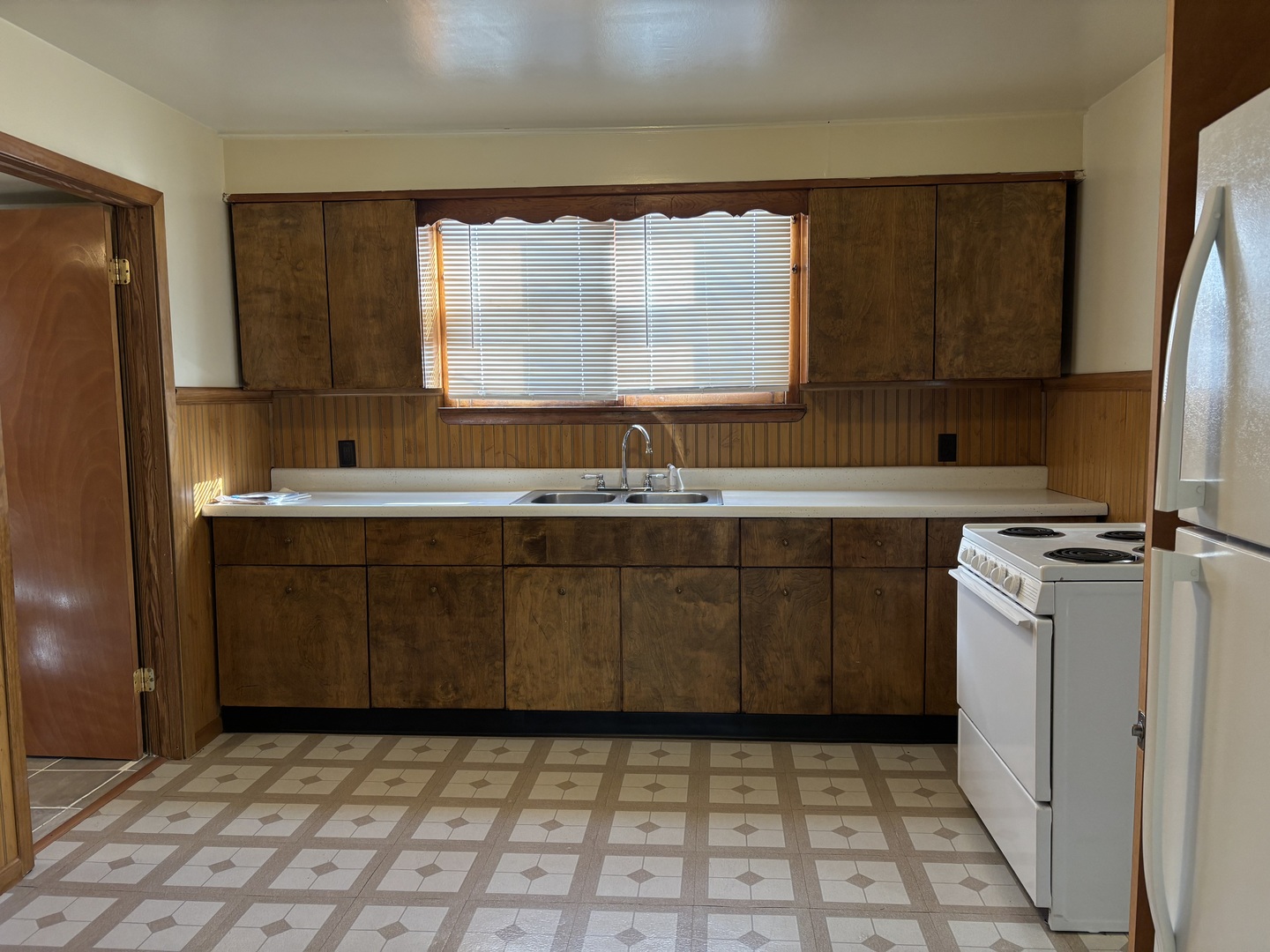 917 Johnson Street Streator, IL 61364 - Photo 3 of 17 a bathroom with a sink a mirror and a bathtub