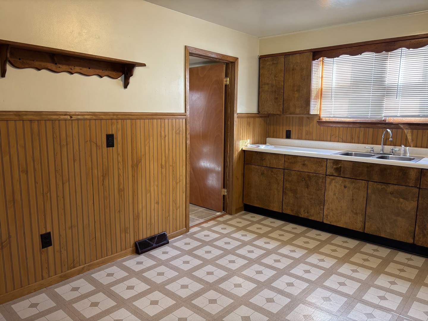 917 Johnson Street Streator, IL 61364 - Photo 4 of 17 a bathroom with a sink and a mirror