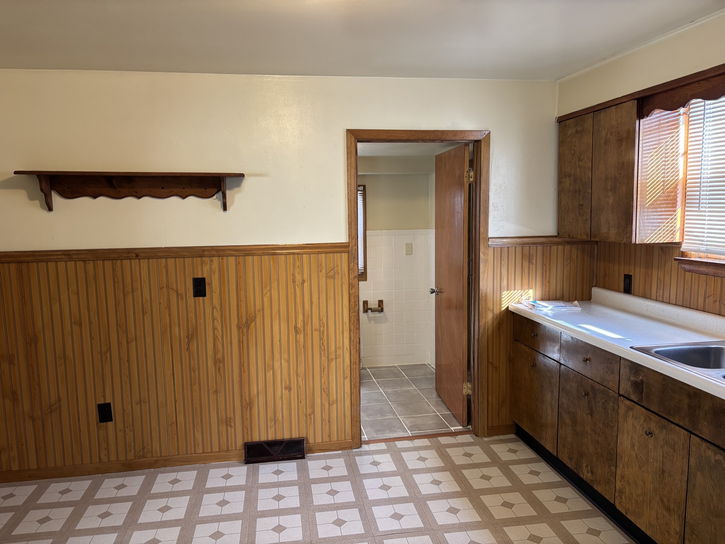 917 Johnson Street Streator, IL 61364 - Photo 6 of 17 a bathroom with a sink and a mirror